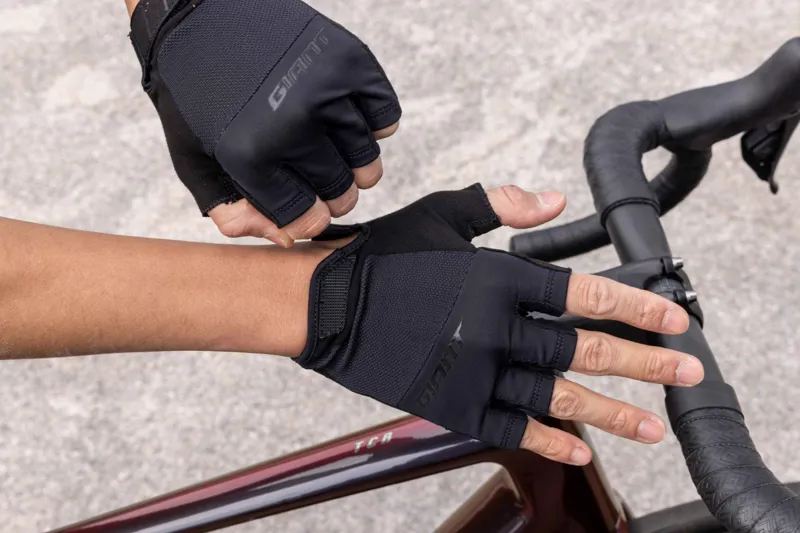 Giant Cima Short Finger Cycling Gloves in Black-7